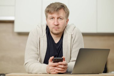 İş yerinde bir adam portresi