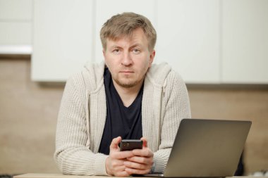 İş yerinde bir adam portresi