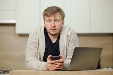 İş yerinde bir adam portresi