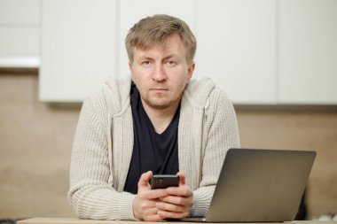 İş yerinde bir adam portresi