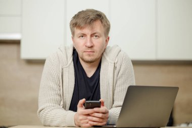 İş yerinde bir adam portresi