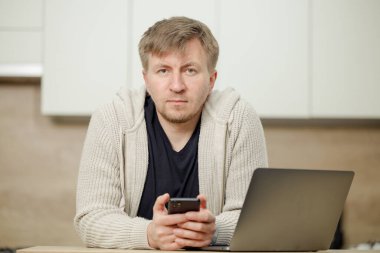 İş yerinde bir adam portresi