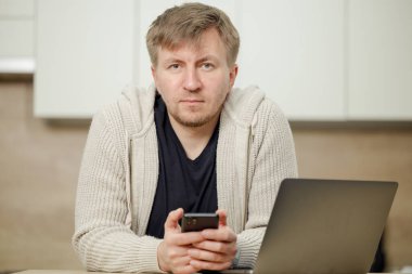 İş yerinde bir adam portresi