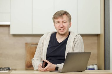 İş yerinde bir adam portresi