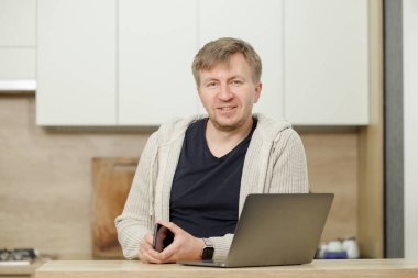 İş yerinde bir adam portresi