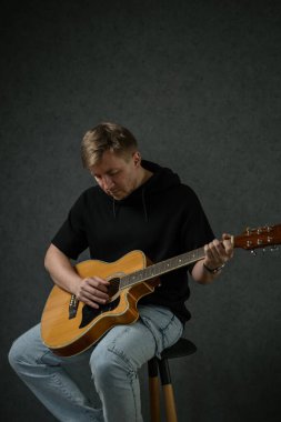 İş yerinde bir adam portresi