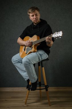 İş yerinde bir adam portresi