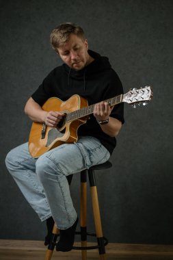 İş yerinde bir adam portresi