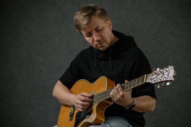 İş yerinde bir adam portresi