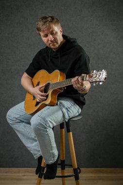 İş yerinde bir adam portresi