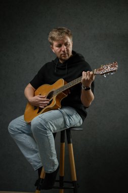 İş yerinde bir adam portresi