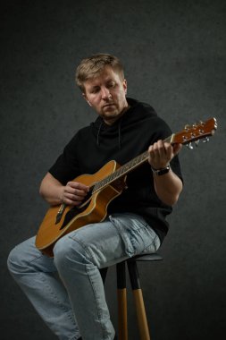 İş yerinde bir adam portresi