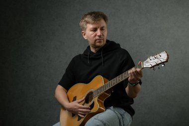 İş yerinde bir adam portresi