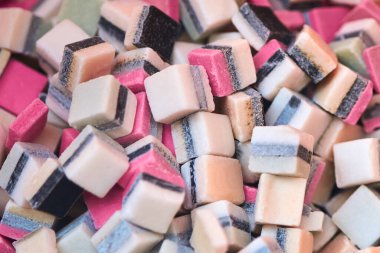 Kare renkli şeker şekerler, yakın plan, arka plan.