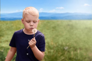 Tatlı bir çocuk yazın karahindiba emiyor..