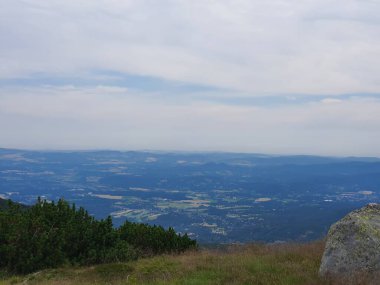 Köyün bulutlu bir gününde dağ manzarası 