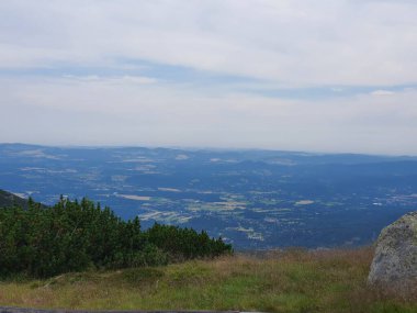 Köyün bulutlu bir gününde dağ manzarası 