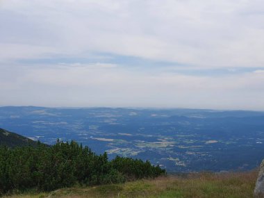 Köyün bulutlu bir gününde dağ manzarası 