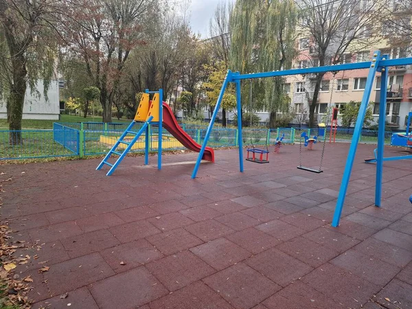 Kinderspielplatz Mit Bunten Schaukeln Einem Regnerischen Herbstmorgen — Stockfoto