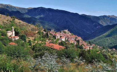 Liguria 'nın iç kesimlerinde, cadıların köyü Triora' nın manzarasıyla İtalya 'da seyahat haberleri var.