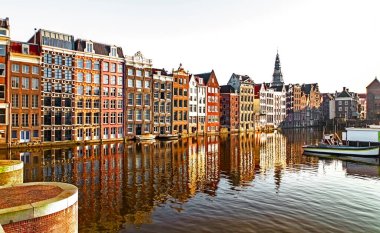 Amsterdam şehir merkezindeki nehir kenarındaki eski binalar, seyahat raporları