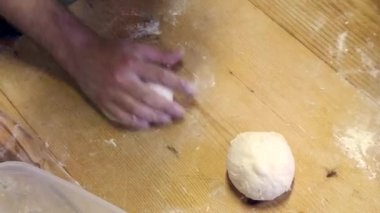 Pizza hamuru hazırlayan ellerin ayrıntıları