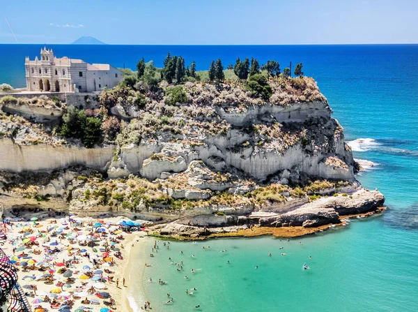Panorama Tropea Calabria Durante Estate Che Mostra Visitatori Sdraiati Sulla Foto Stock
