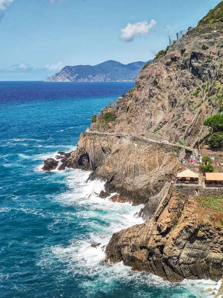 Cinque Terres 'in doğal manzaralarından biri Ligurian sahilindeki Riomaggiore' dur..