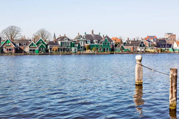Місто Амстердам Біля Річки Барвистими Будинками Дерев Яною Гаванню Подорожі — стокове фото