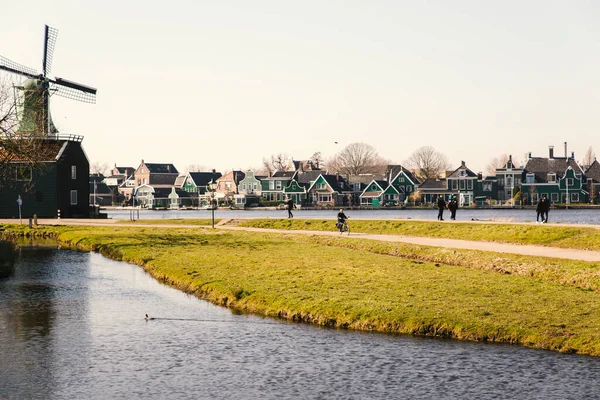 Мешканці Відвідувачі Їдуть Повз Старий Амстердамський Млин Районі Заансе Шанс — стокове фото