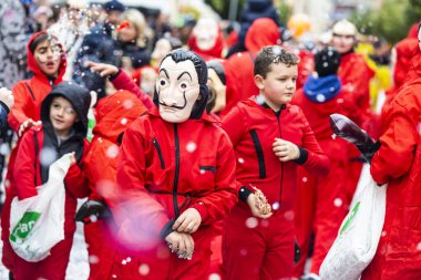 Diano Marina, İtalya, 15-03-2023 Karnaval kutlamaları. Paper House dizisindeki karakterlerin maskelerini takan çocuklarla birlikte.