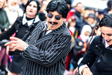 Diano Marina, İtalya, 02-03-2023 - Çarşamba Addams kostümleri giyen dansçı kostümcüler, seyahat haberleri