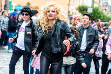 Diano Marina, İtalya, 02-03-2023 - Grease filmindeki karakterler gibi giyinmiş dansçılar, Liguria 'nın Diano Marina kentindeki karnavala katıldılar.