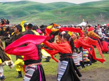 Tibet, Çin, 22-03-2023 - Tibet halk partisinde insanlar dans ediyor.
