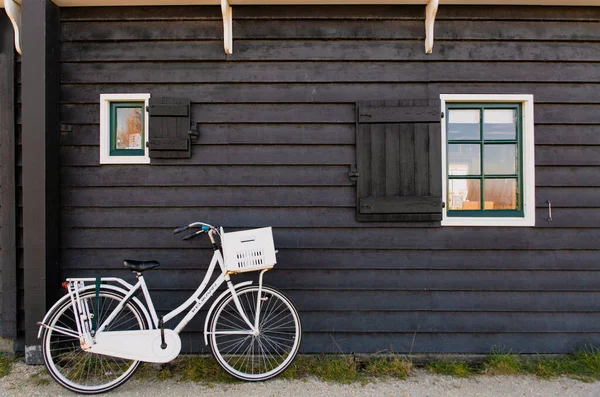 White Bike Parked Wall Made Dark Wood — Stock Photo, Image