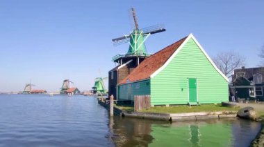 Hollanda 'daki Zaanse Bursları' nda Turist Ahşap Evleri ve Yel Değirmenleri