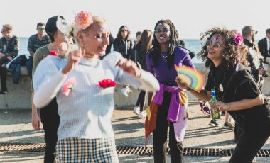 Gazeteciler tarafından Sanremo 'da düzenlenen LGBT onur etkinliğiyle ilgili olarak bildiriliyor..