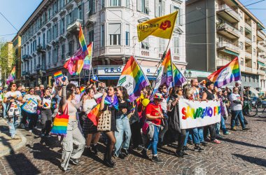 Gazeteciler tarafından Sanremo 'da düzenlenen LGBT onur etkinliğiyle ilgili olarak bildiriliyor..