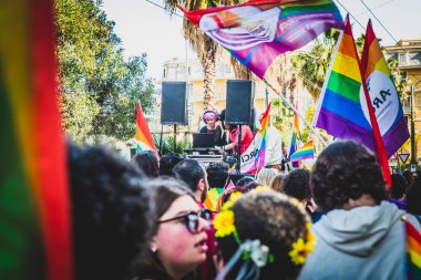 Gazeteciler tarafından Sanremo 'da düzenlenen LGBT onur etkinliğiyle ilgili olarak bildiriliyor..
