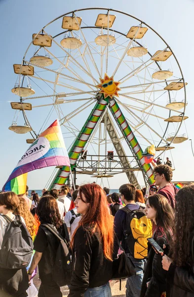 记者对在桑雷莫举行的男女同性恋 双性恋和变性者自豪活动的报道 — 图库照片