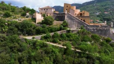 Ligurya 'nın Finalborgo şehrinde Castelfrancos' un bir zamanlar güçlü olan kalesini havadan gören tarihi bir ortaçağ kasabasında seyahat. 