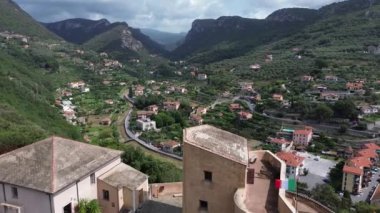 Ligurya 'nın Finalborgo kentindeki tarihi Castelfranco kalesine tepeden bakan eski bir ortaçağ köyünde seyahat.