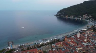 Ligurian kıyısındaki Noli 'de bir yaz gününün yeniden havalanması için İHA kullanılıyor. 