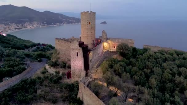 360 Stopniowy Widok Lotu Ptaka Zamek Monte Ursino Liguryjskiej Wiosce — Wideo stockowe
