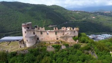 İnsansız hava aracıyla seyahat raporu: Finale Ligure 'daki Castel Govone' un tarihi kalıntılarının resmi