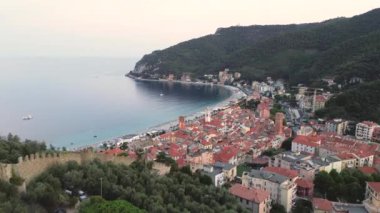Ligurian kıyısındaki Noli 'de bir yaz gününün yeniden havalanması için İHA kullanılıyor. 
