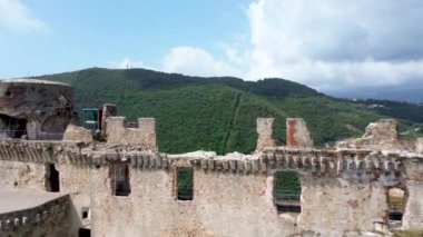 İnsansız hava aracı raporu: Govone kalesinin Finalborgo, Liguria 'daki görüntüsü.