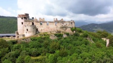 Drone seyahat raporu - Finale Ligures ünlü Castel Govones harabeleri yukarıdan görüldüğü gibi