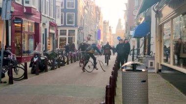 Amsterdam, Metherland, 21-09-2023 - Amsterdam sokaklarında yürüyen yayalar ve bisikletçiler 