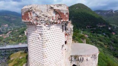 Finalborgo 'daki eski Ligurian kalesinin ve İtalya' daki Ligurian manzarasının insansız hava aracı görüntüleri.